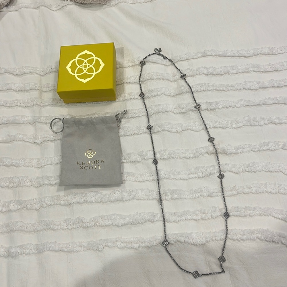 Sliver Kendra Scott necklace